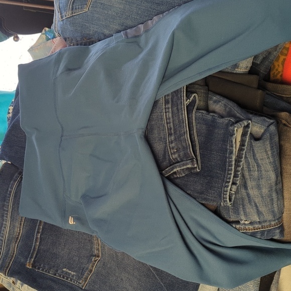 This listing is for a pair of size small fabletics power hold leggings - Picture 2 of 4